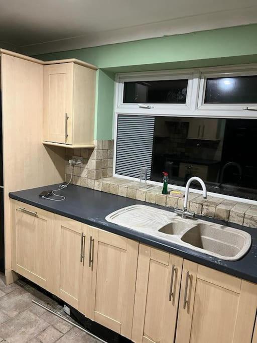 Cheerful 3 Bed House With Free Parking. Villa Nottingham Bagian luar foto