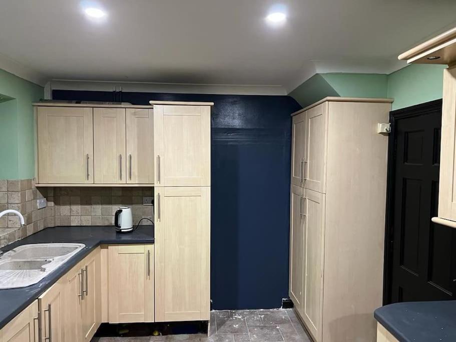 Cheerful 3 Bed House With Free Parking. Villa Nottingham Bagian luar foto