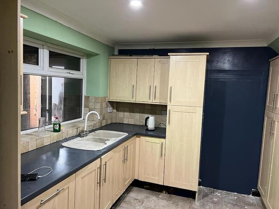 Cheerful 3 Bed House With Free Parking. Villa Nottingham Bagian luar foto