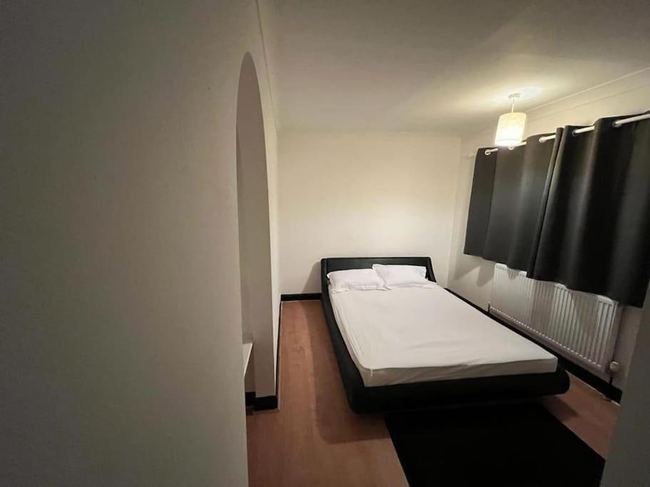 Cheerful 3 Bed House With Free Parking. Villa Nottingham Bagian luar foto