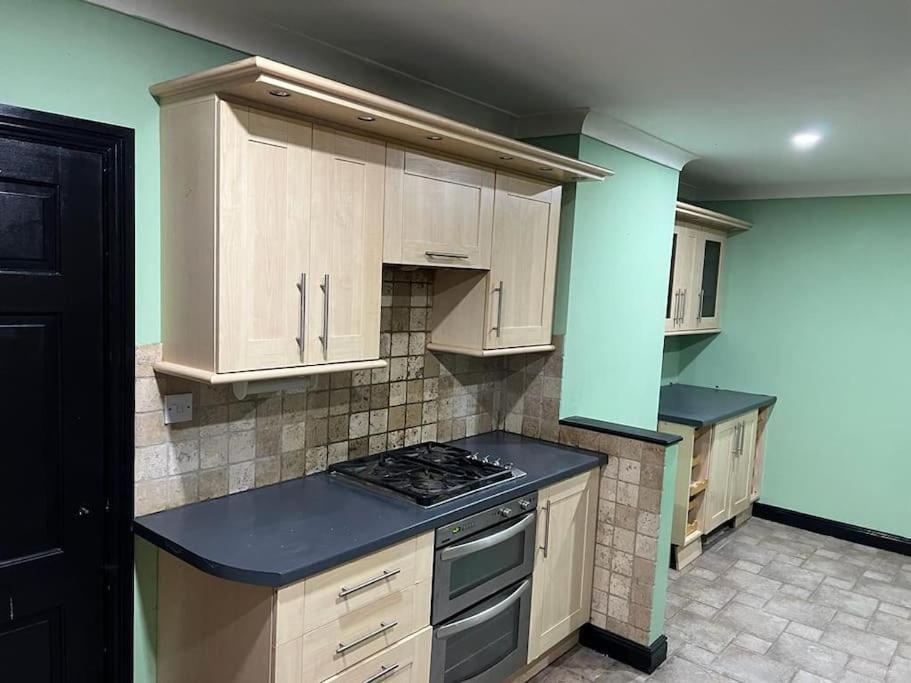 Cheerful 3 Bed House With Free Parking. Villa Nottingham Bagian luar foto